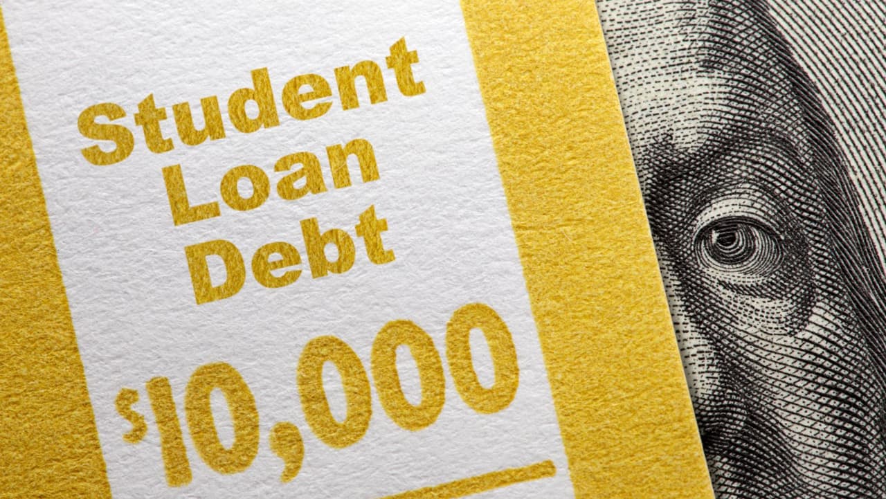 Será una cancelación de $10,000 para aquellas que ganen menos de $125,000 por año o familias que menos de $250,000 cada año.