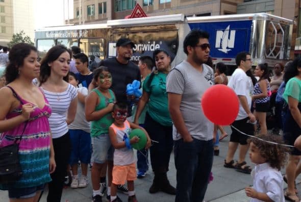 Cientos de personas asistieron a la 21º Fiesta del Pueblo este domingo en el centro de Raleigh. Grandes y pequeños pudieron disfrutar junto a Univision 40 de un ambiente lleno de juegos, antojitos, productos y mucho entretenimiento.