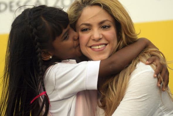 Shakira ha sido desde siempre una defensora de causas educativas. Con el uso de los fondos de su organización sin fines de lucro, Pies Descalzos, ha abierto ocho escuelas en su país natal, Colombia.