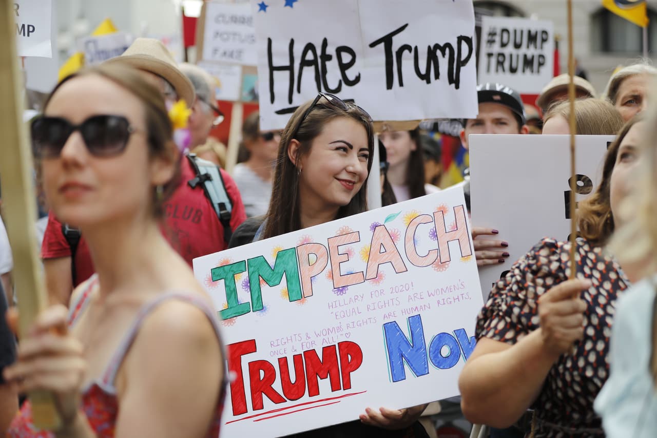 ‘Impeach (juicio político) a Trump ahora. Hillary para el 2020. Igualdad de derechos son derechos para las mujeres y derechos para las mujeres son derechos humanos, de una vez y para todos”.