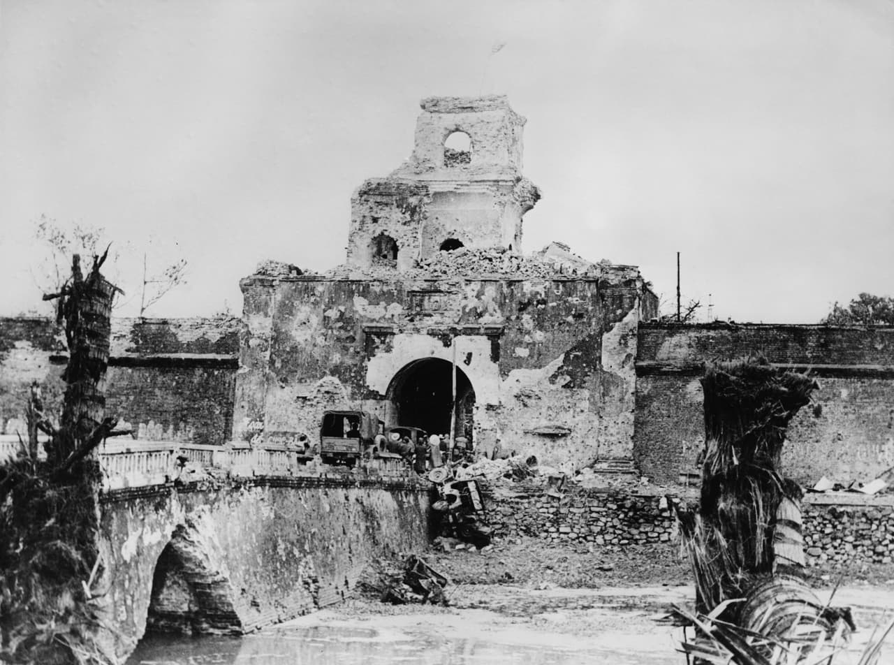 <h3 class="cms-H3-H3">Hue, Vietnam</h3>
<br>
<br>Durante la ofensiva del Tet (1968), las fuerzas comunistas del Viet Cong y el ejército norvietnamita arrasaron la ciudad de Hue. Al menos 5,000 personas murieron: muchas de ellas ejecutadas. La batalla de Hue se considera como una de las más sangrientas de la guerra de Vietnam (1955-1975). 
<br>