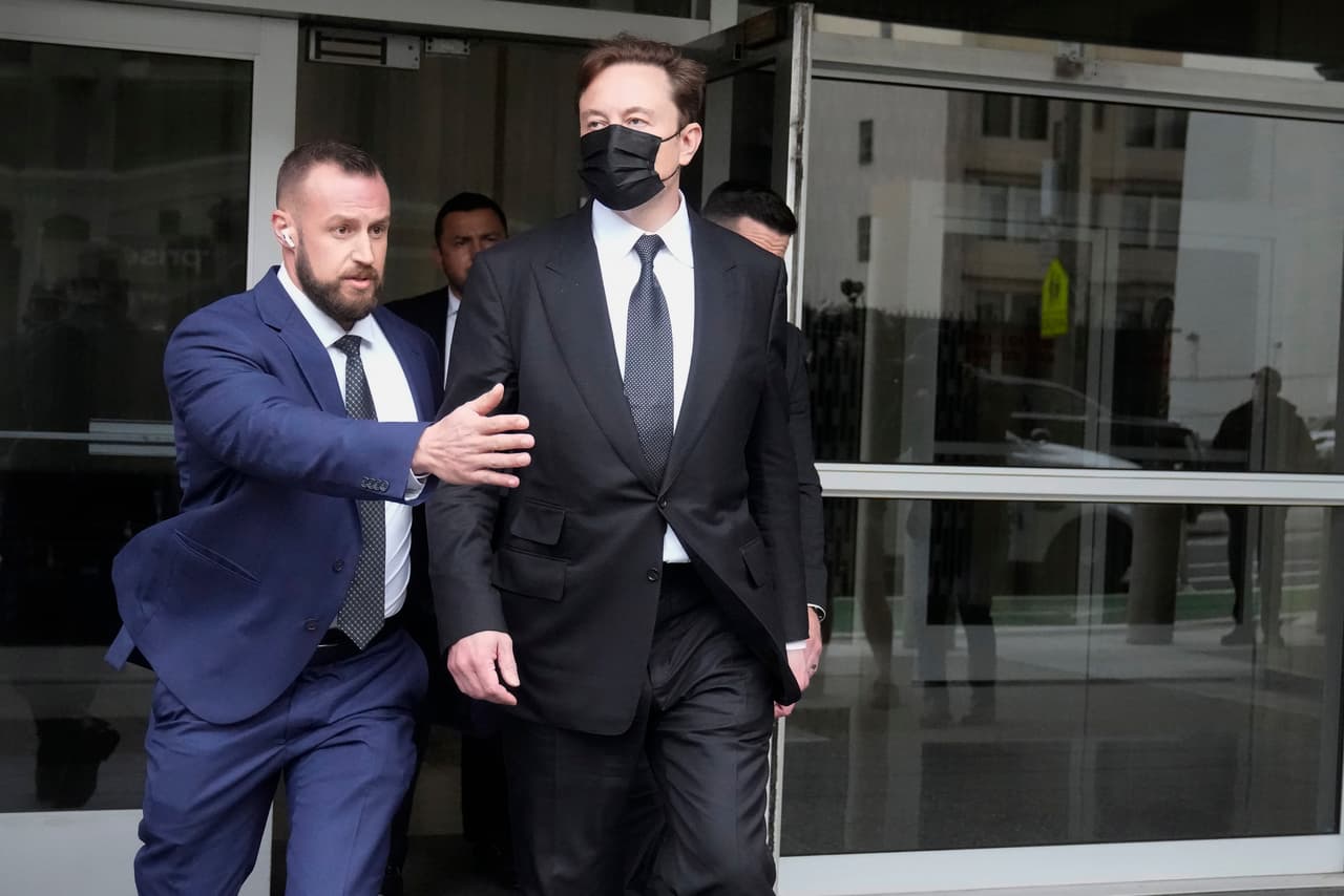 Elon Musk sale victorioso del juicio al que llegó por culpa de un tuit (y que le hizo perder millones de dólares a los inversores de Tesla)