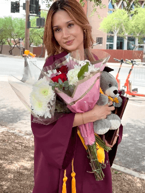 "Tus padres y hermano celebramos con el corazón lleno de orgullo la graduación de 
<b>nuestra princesa Cassandra, quien ha alcanzado este hermoso logro al graduarse con honores Magna Cum Laude en Arquitectura de Arizona State University. Su dedicación, disciplina, talento y perseverancia la han llevado a este momento</b> tan especial. Hoy todo ese trabajo da fruto y no podríamos sentirnos más orgullosos de la mujer extraordinaria en la que se ha convertido. Sigue cumpliendo sus sueños", dice la imagen de Cassandra Bosworth Castillejos.
