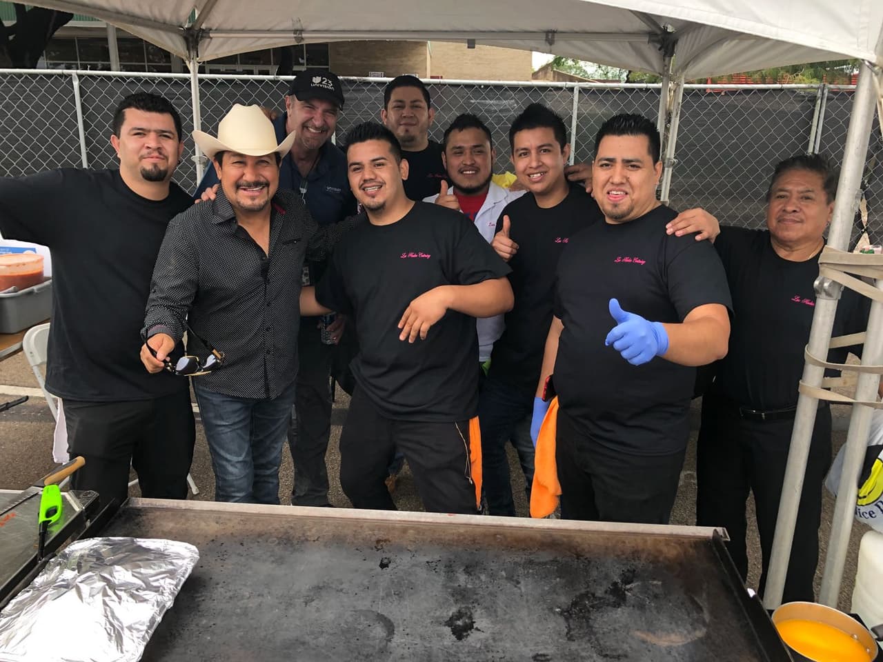 El Feo sabe que no hay mejor grupo que mantener feliz en una fiesta, que a los cocineros. Ya sabemos de dónde sacó tanta comida sin hacer fila.
<br>
