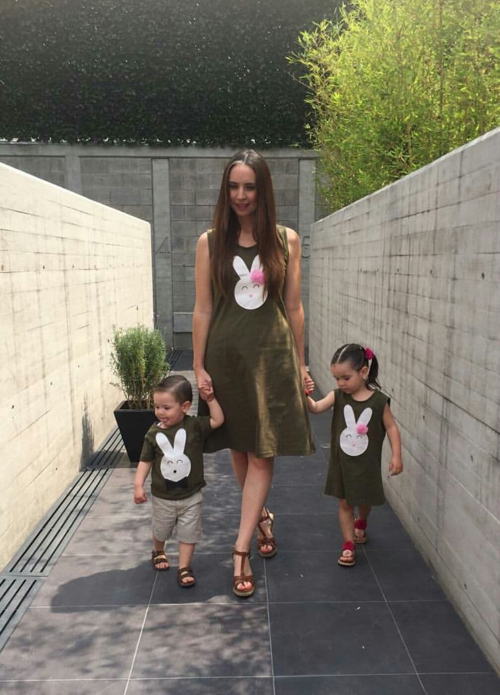 Andrea Torre es una mamá totalmente 
<i>fashionista</i> a la hora de salir con sus pequeños Federico de 2 años y Regina a punto de cumplir 4 años de edad.