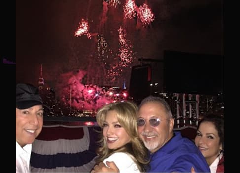 "Thali te mando bendiciones, se te quiere con el alma y esperamos que estés siempre feliz con tu marido y que no salga la predicción que dije", comentó Mhoni para después agregar: "¿Me escuchas? ¿Me oyes?".