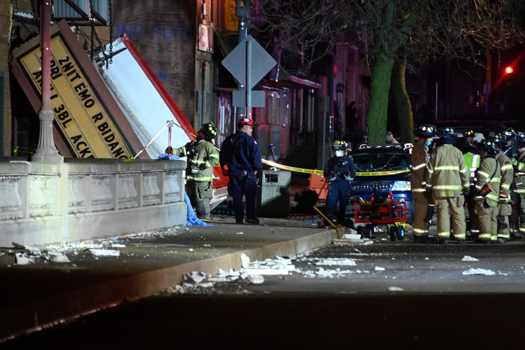 Los equipos de rescate frente al teatro Apollo en Belvidere, Illinois, después de que un tornado causara daños y lesiones durante un concierto, la noche del viernes 31 de marzo de 2023.