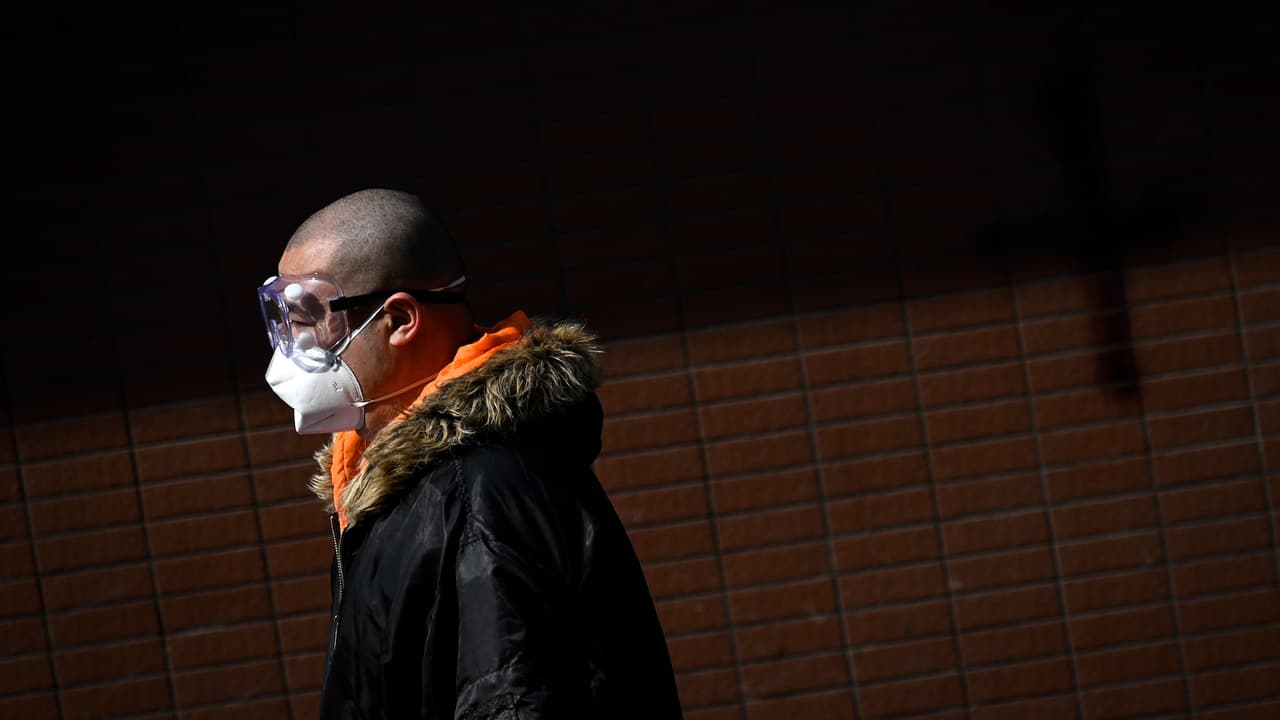 La razón por la que el contagio de coronavirus de persona a persona en California es diferente al de Illinois