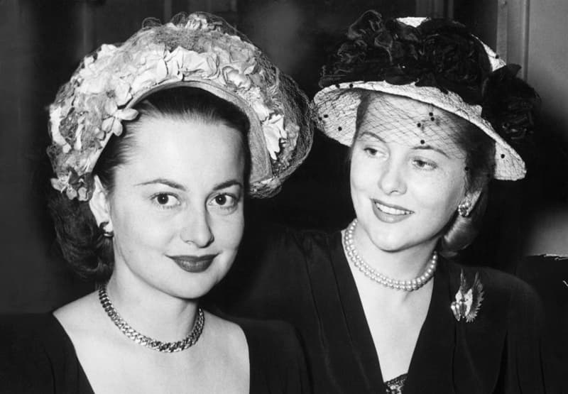 Posiblemente la enemistad fraternal más célebre en la historia del espectáculo, sea la de Olivia DeHavilland y Joan Fontaine. Las dos divas del Hollywood de la edad de oro rivalizaron por el amor de sus padres, sus parejas, sus directores, y de la Academia (Olivia tiene dos premios Oscar). Su rivalidad histórica y los dardos que se lanzaban sin pudor alguno alimentaron los titulares de la prensa e incluso se llegó a rumorar que parte de la trama de '¿Qué fue de Baby Jane?' estaba inspirada en su compleja relación.