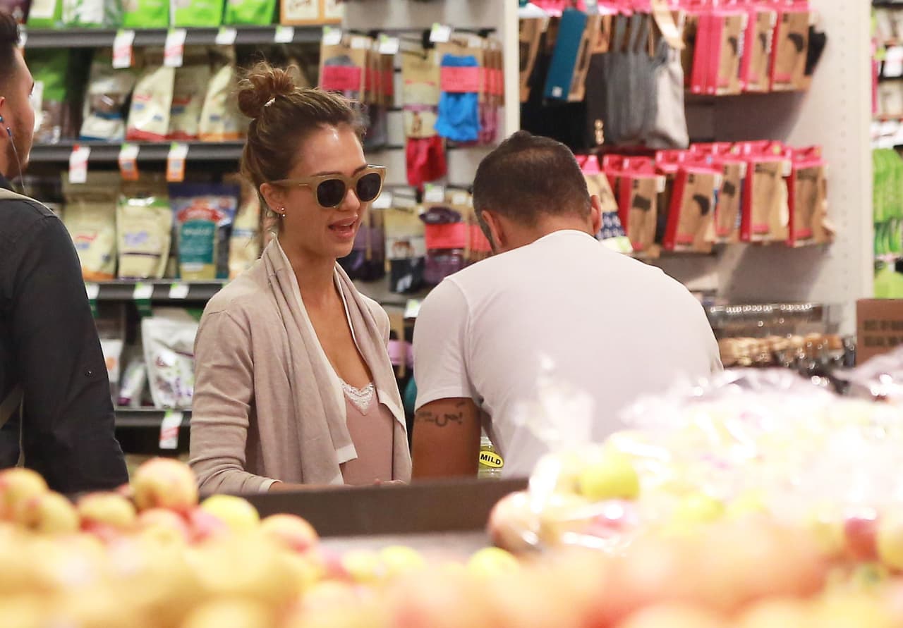 Alba nos deja claro que no necesita alguien que haga las compras de su refri por ella, la actriz acude a la tienda personalmente para asegurarse de que los alimentos de su mesa sean súper sanos.