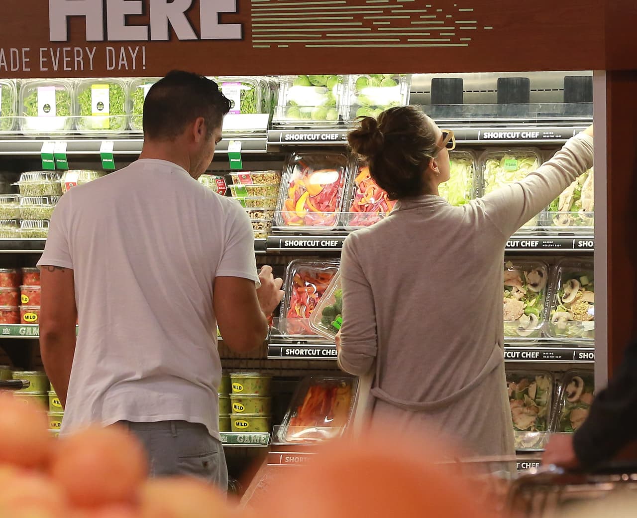 Escogió las lechugas más frescas que pudo con la ayuda de su esposo Cash Warren.