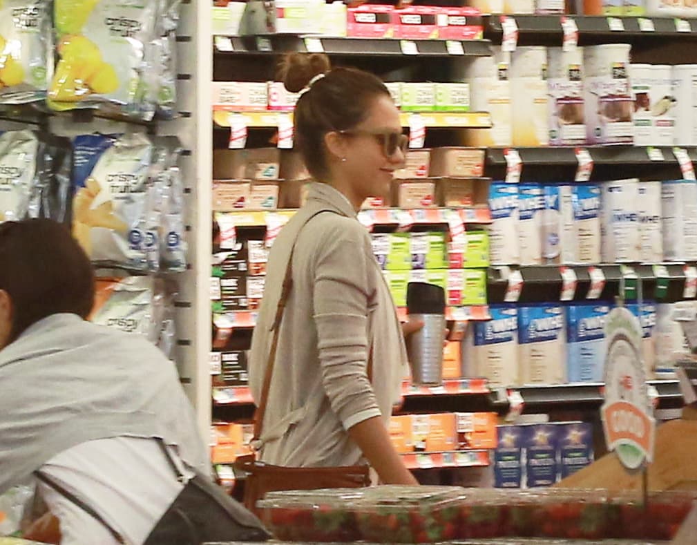 Ella miraba sonriendo a su esposo, quien se encontraba en otro pasillo haciendo más compras.
