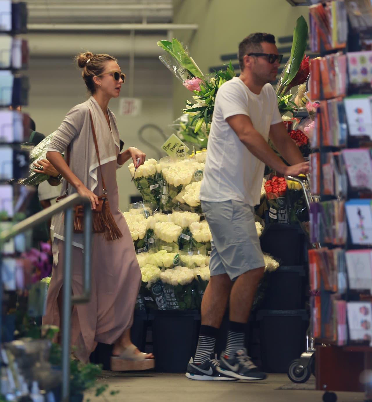 La actriz seguía observando los pasillos de la tienda en busca de más cosas que hicieran falta en la casa de la familia.