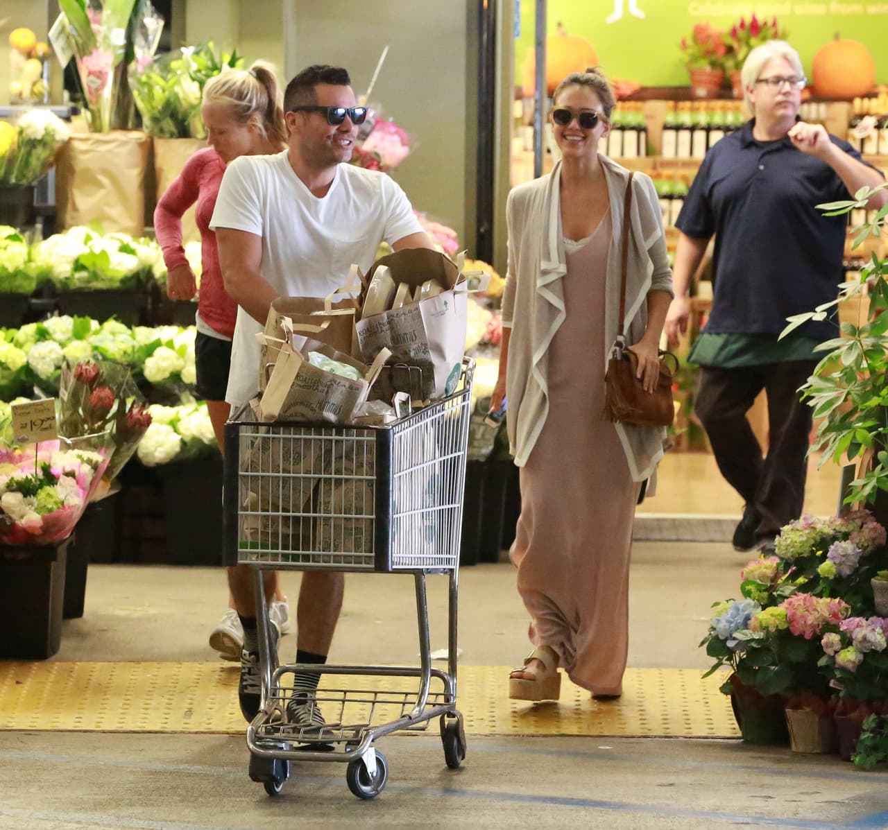 Su esposo empujaba el carrito con las compras y ella caminaba relajada.
