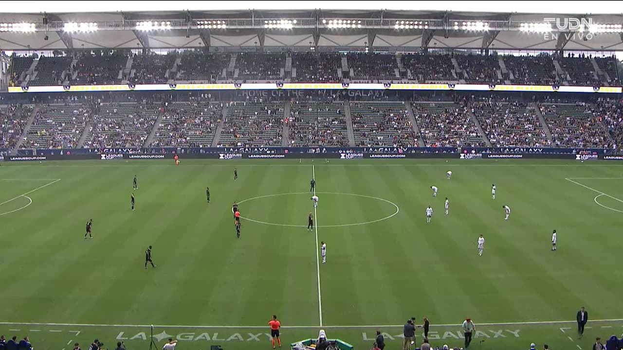 Arranca el partido y la pelota está en juego.