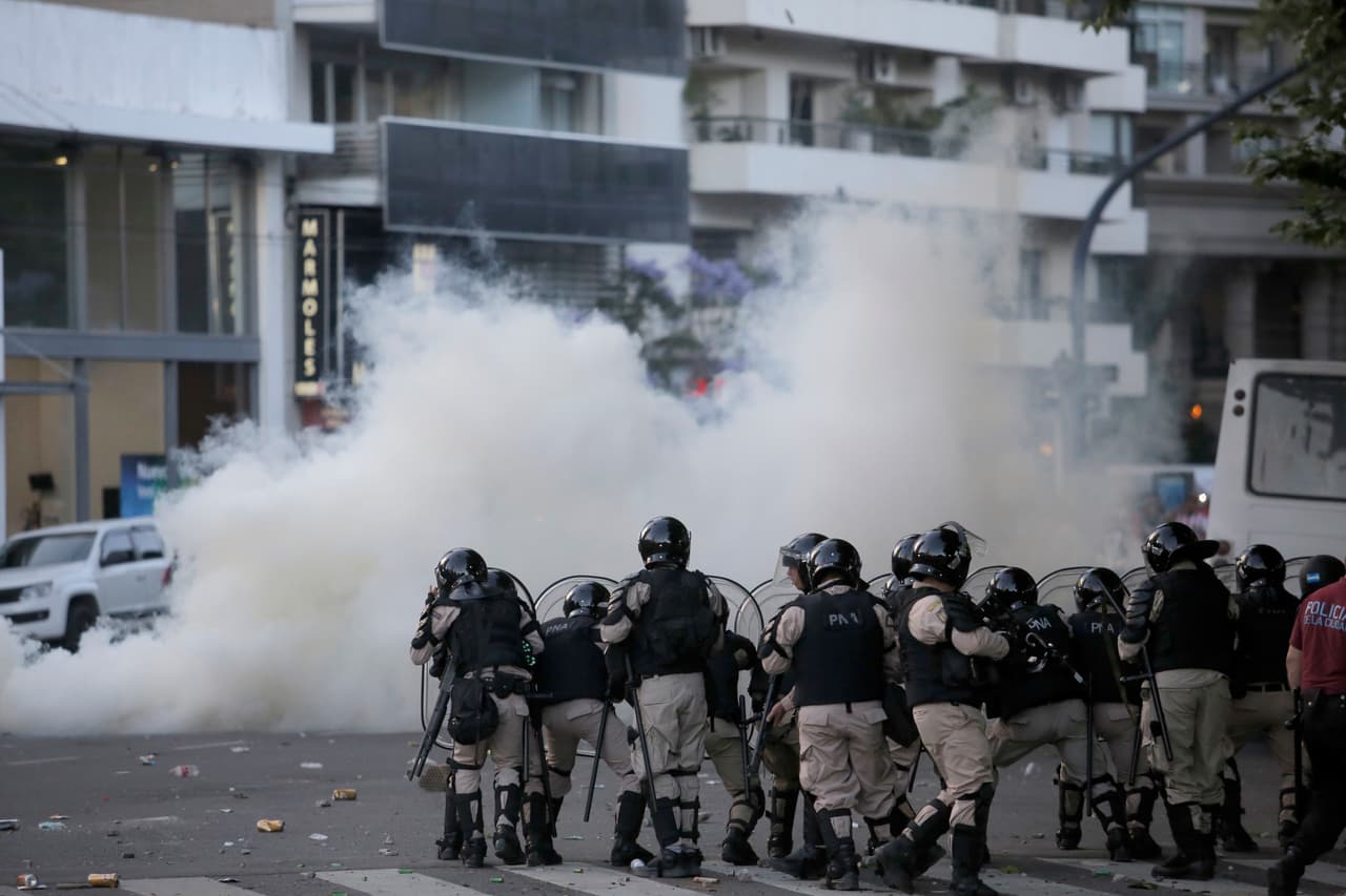 Los disturbios en las calles de Buenos Aires se desencadenaron por un grupo de fanáticos sin boleto que deseaban ingresar al Monumental para el juego definitivo.
