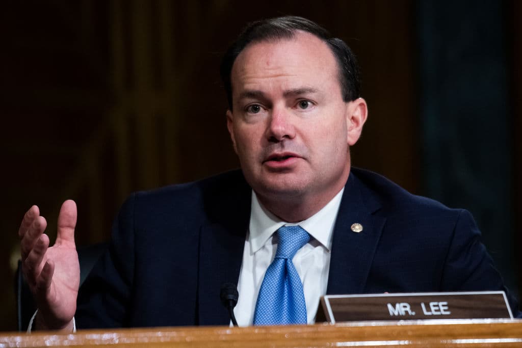 El senador por Utah, Mike Lee, anunció el 1 de octubre que dió positivo en la prueba de coronavirus. Lee participó en 
<a href="https://www.univision.com/noticias/politica/trump-nomina-a-la-jueza-conservadora-amy-coney-barrett-y-desbarata-el-equilibrio-ideologico-de-la-corte-suprema">el acto en la Casa Blanca donde se anunció que la jueza Amy Coney Barrett </a> erá nominada a la Corte Suprema, una actividad donde prácticamente no había nadie que llevara mascarillas y no hubo distanciamiento social. En una declaración, Lee dijo que dio negativo en la Casa Blanca antes de ese evento, pero que comenzó a experimentar síntomas similares a los de la alergia el jueves. Se hizo la prueba de nuevo, y dio positivo.