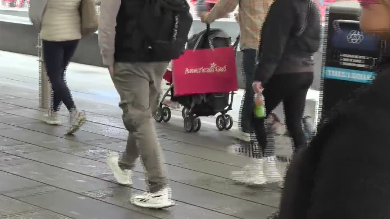Buscan a padre de bebé de 1 año abandonada en Times Square