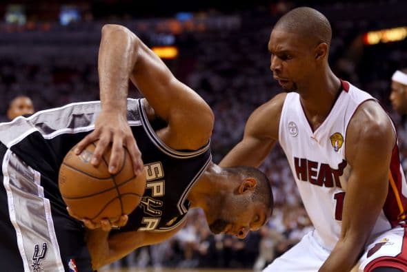 Habrá séptimo juego entre los Spurs y los Heat (30 fotos) ¡Locura total! Un juego electrizante, inolvidable, donde ambos equipos dieron una demostración inolvidable en el American Airlines Arena, manteniendo en vilo a los fanáticos en San Antonio y en Miami, primero durante los 48 minutos regulares y después en los 5 minutos de OT. .Tim Duncan, con una clásica demostración durante todo el partido, anotó más tantos en la primera mitad que la combinación de los 3 de Miami, Wade-James-Bosh 25/21, facilitando que los Spurs dominaran al Heat hasta comenzar el cuarto período, cuando Miami llevo a cabo un cambio de jugadores. Cuando solo faltaban 5 segundos para coronarse campeones los San Antonio Spurs, el incomparable Ray Allen empató el partido con un tiro de 3 puntos, forzando el OT. Con 1:43 en el reloj, LeBron James (triple/doble, 32 puntos, 11 asistencias y 10 rebotes) encaramó al Heat 101-100, y al concluir el OT, de nuevo Allen realizó una formidable jugada defensiva, dando dos puntos más al Heat, que terminó, a pesar de los umpires y para desconcierto de los comentaristas que daban el cetro a San Antonio, 103-101 sobre los Spurs. .