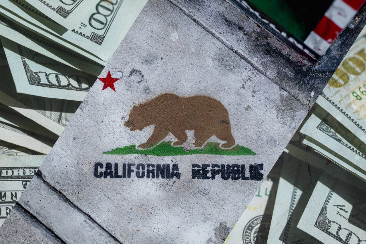 Los que no tienen cuenta bancaria, recibirán las tarjetas de débito. Sin embargo, si se mudaron en los últimos dos años, deben 
<b>actualizar la dirección en este <a href="https://www.ftb.ca.gov/help/contact/how-do-i-change-my-address.html">enlace</a></b>.