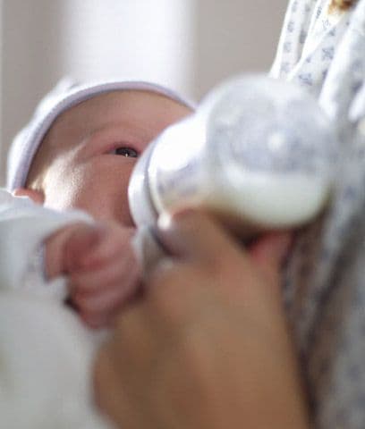 Deshidratación: Un bebé está deshidratado cuando su cuerpo perdió parte del líquido fundamental para vivir. Esto ocurre más en los pequeños cuando se combina la fiebre con la diarrea o los vómitos. Te precaución y respecto porque la deshidratación puede provocar la muerte de un niño. Síntomas: no moja el pañal en un lapso mayor a 6 horas, el bebé tiene la boca y los labios secos, llora sin lágrimas, su pis es demasiado oscuro y tiene los ojos hundidos. En los casos más graves sus pies y manos estar frías y sufre de mareos.