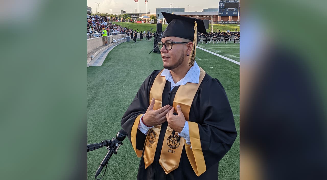 “Ha sido mi sueño por los últimos 18 años”, indicó el hombre y agradeció a la escuela la oportunidad para lograr sus metas.
<br>