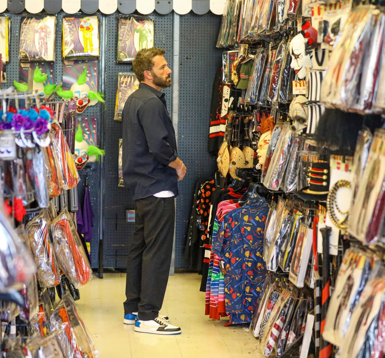 <b><a href="https://www.univision.com/famosos/ben-affleck-pierde-barba-the-tender-bar-fotos" target="_blank">Al actor se le vio con su característica barba</a></b>, pero recortada mientras revisó cuidadosamente los disfraces exhibidos en la tienda.