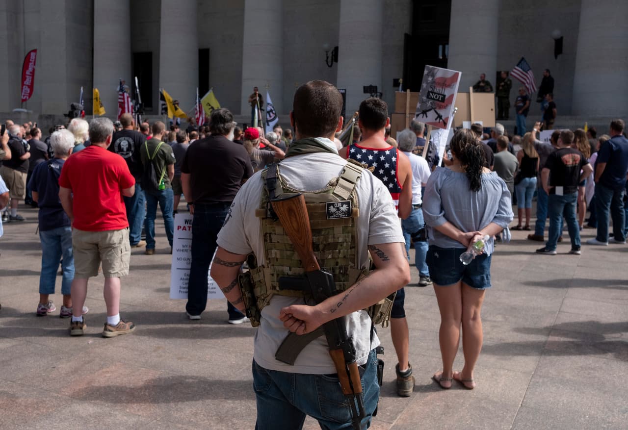Algunos fueron con pancartas y franelas alusivas y otros simplemente con su armamento.
