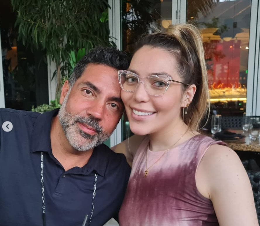 Finalmente, confirmó que 
<b><a href="https://www.univision.com/famosos/papa-frida-sofia-pablo-moctezuma-mensaje-enrique-guzman-fotos">Pablo Moctezuma</a></b> 
<b>está apoyando económicamente a su hija </b>con los gastos de sus honorarios: "Al menos por el caso de nosotros sí".
<br>