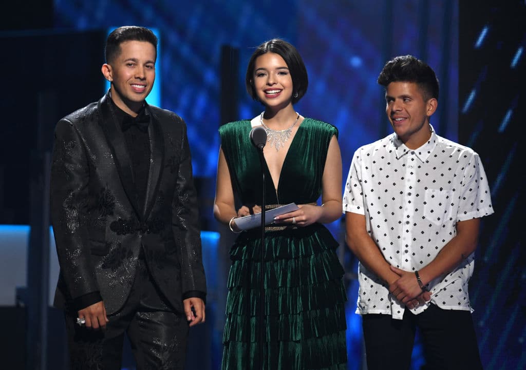 Durante la ceremonia, Ángela tuvo que realizar un cambio de vestuario, pues presentó juntó a De La Ghetto y Rudy Mancuso el premio al Mejor Nuevo Artista. Para ese momento eligió de nueva cuenta un vestido verde esmeralda con un escote más pronunciado.