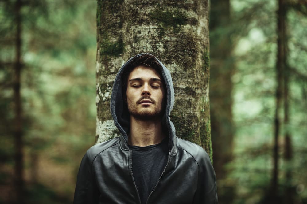 Presta atención a cualquier sensación tal como una relajación o tensión que puedas llegar a experimentar en ese momento.