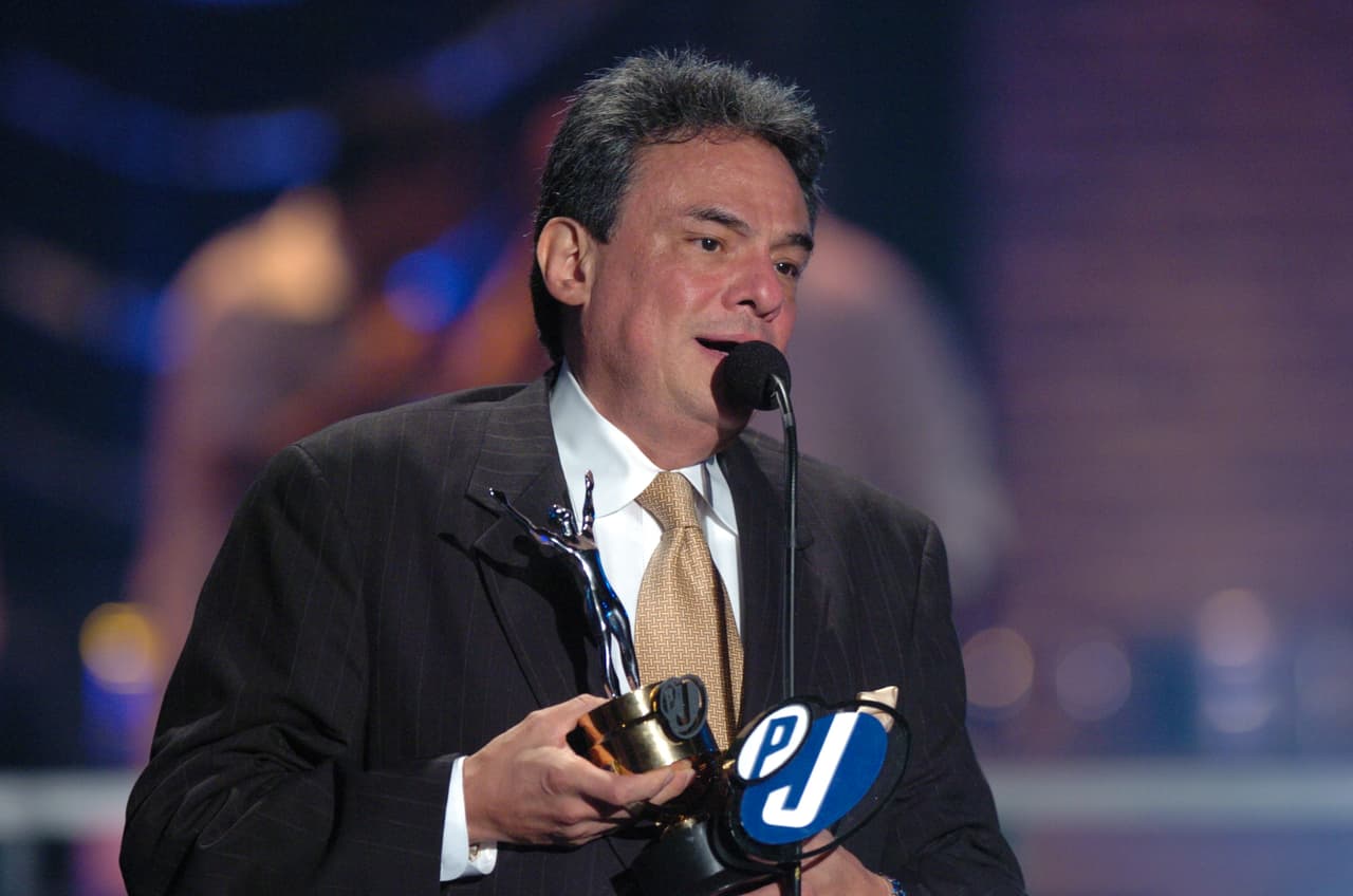 Desde el primer momento Premios Juventud ha reconocido la trayectoria de grandes figuras y en 2004 eligió a José José para galardonarlo como el Ídolo de Generaciones. Esa primera edición contó con 22 categorías y este 2021 son 29 categorías las que integran la premiación.