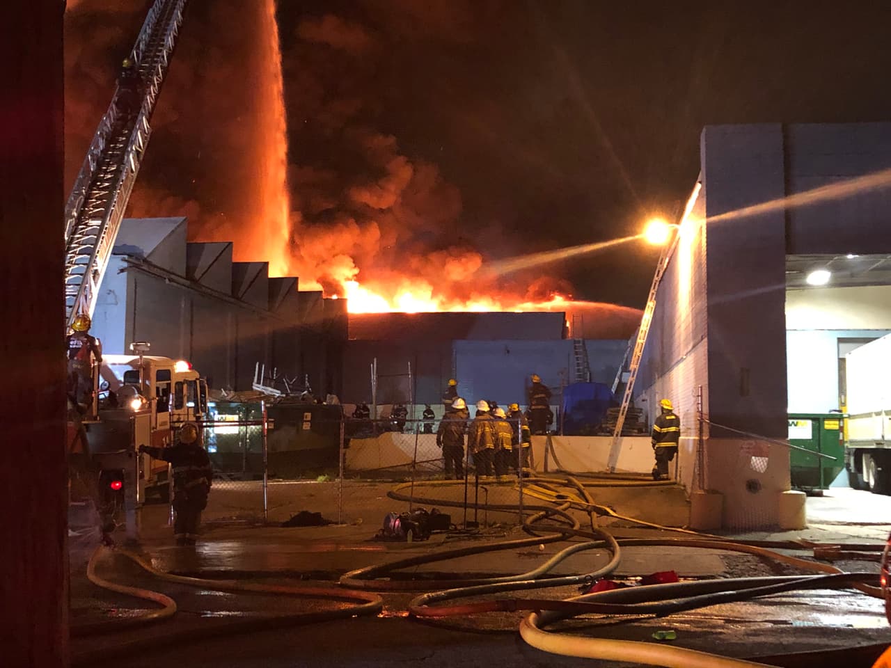 El fuego comenzó por la madrugada en el inmueble, ubicado en Stokley Street, en el vecindario de Nicetown-Tioga, informó en Twitter el Departamento de Bomberos de Filadelfia.