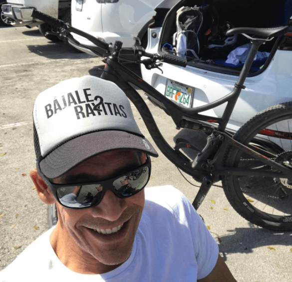 Johnny disfruta esos sábados en compañía de "la terapeuta" y ahora los acompaña de sus famosas gorras.