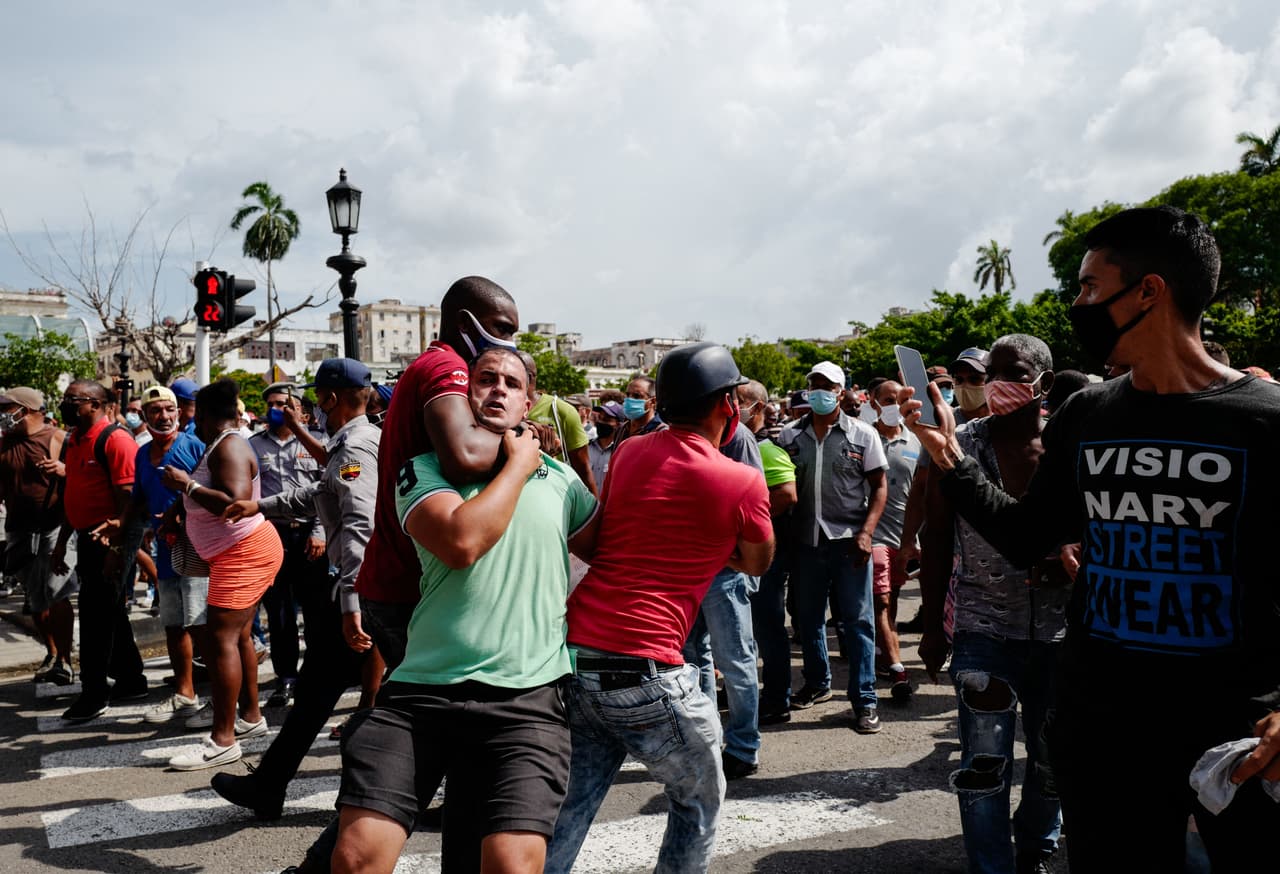 El gobernante cubano, Miguel Díaz-Canel dijo en televisión nacional “la orden de combate está dada, a la calle los revolucionarios” y convocó a los comunistas a tomar las calles. De inmediato comenzaron a presentarse actos de represión.