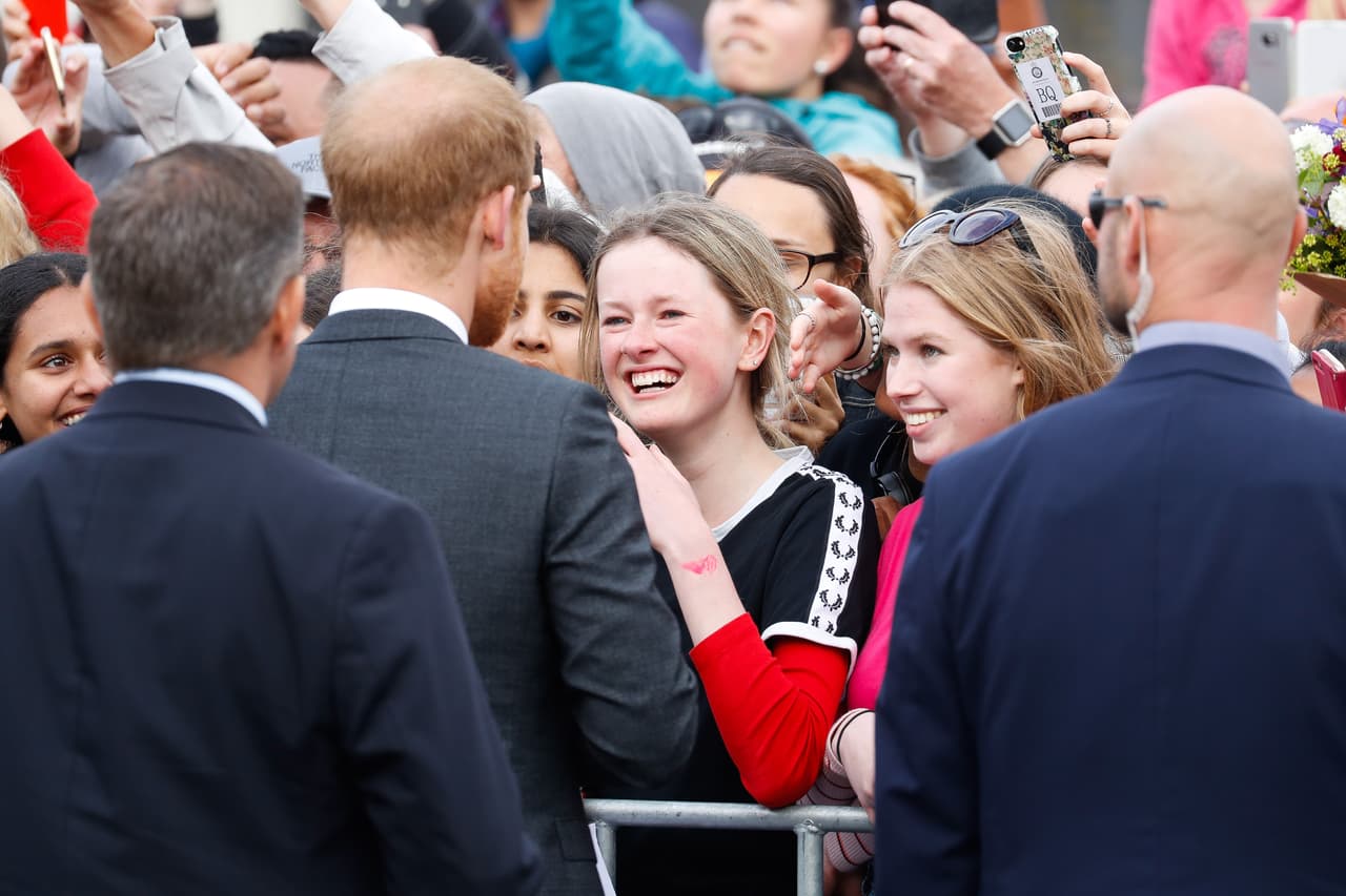 Finalmente, el príncipe llegó hasta la joven que estaba deseando conocer a Meghan Markle y resultó que Harry causó un impacto en ella.