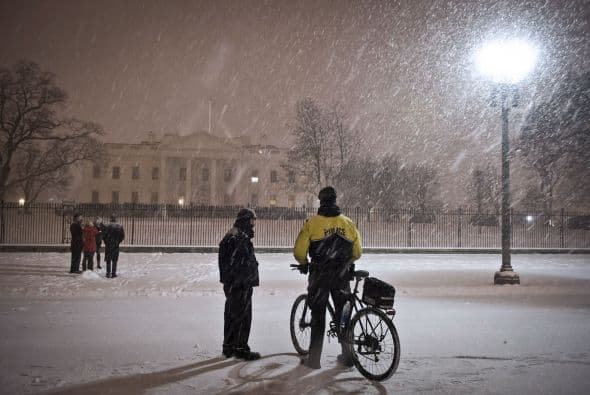 La Casa Blanca rodeada de una gruesa capa de nieve.