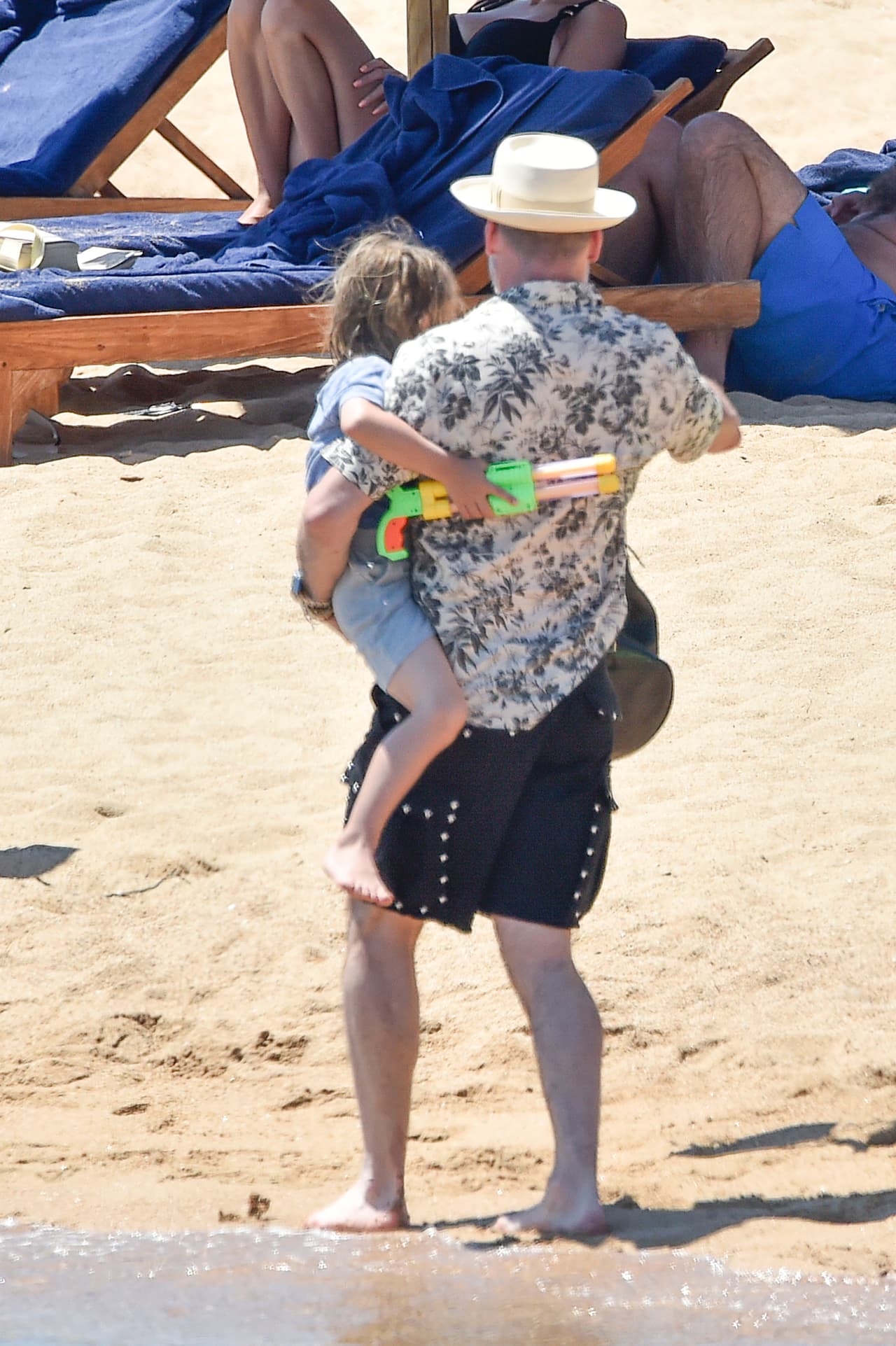 Más tarde, David se puso a jugar en la arena con sus peques.