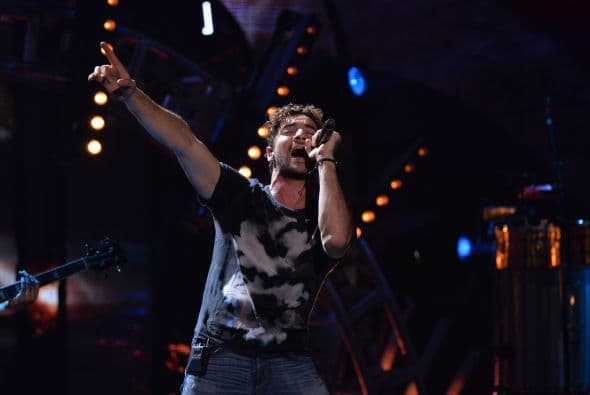 David Bisbal llegó al segundo día de ensayos para derrochar romanticismo en Premios Juventud.