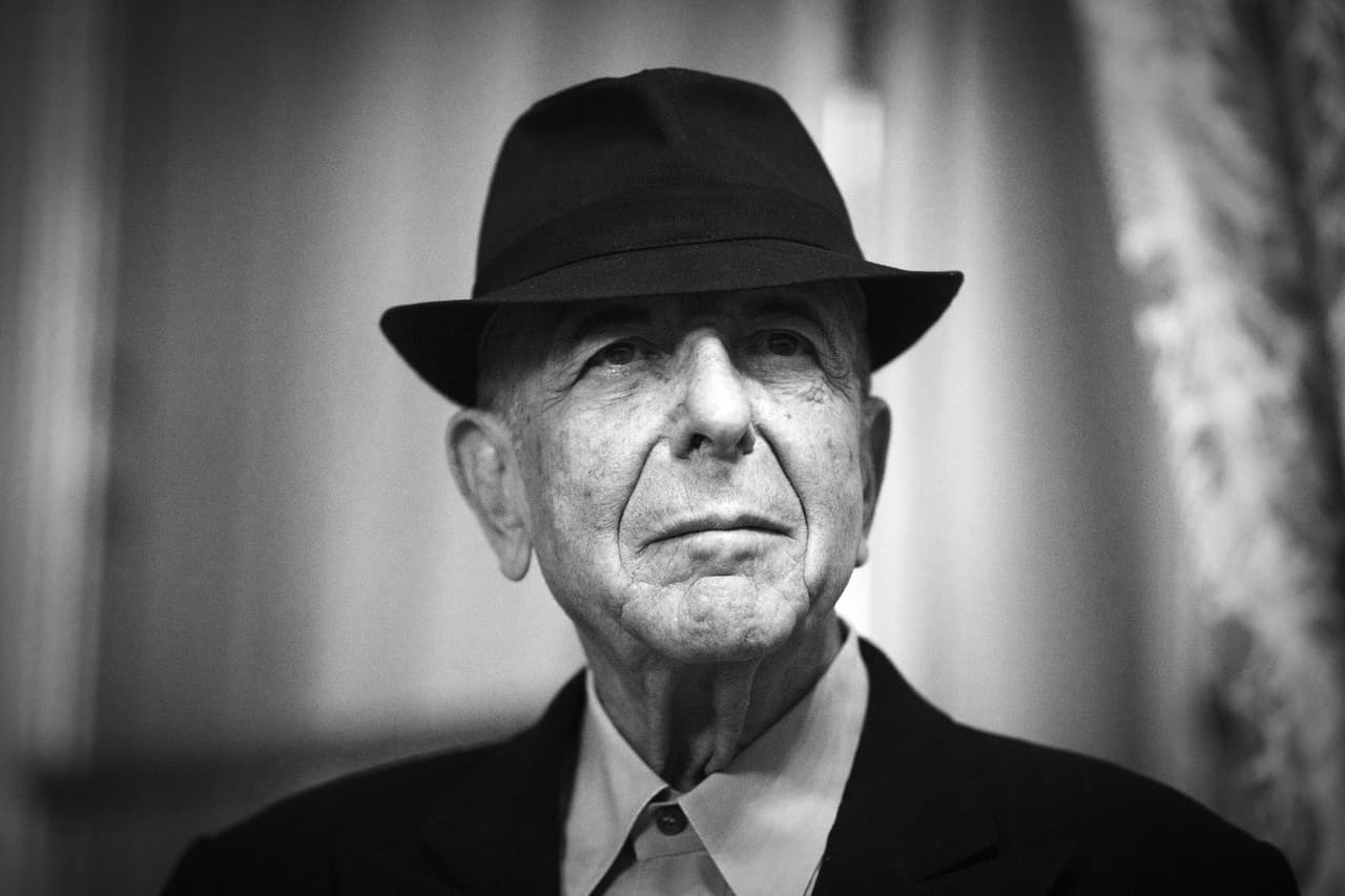 <b>Leonard Cohen (82 años).</b> Poeta, novelista y cantante canadiense. Es el autor de temas como 'Hallelujah', 'Suzanne' y 'So Long Marianne', baladas que marcaron a toda una generación. Murió en Los Ángeles, California, el 7 de noviembre de 2016.
<br>