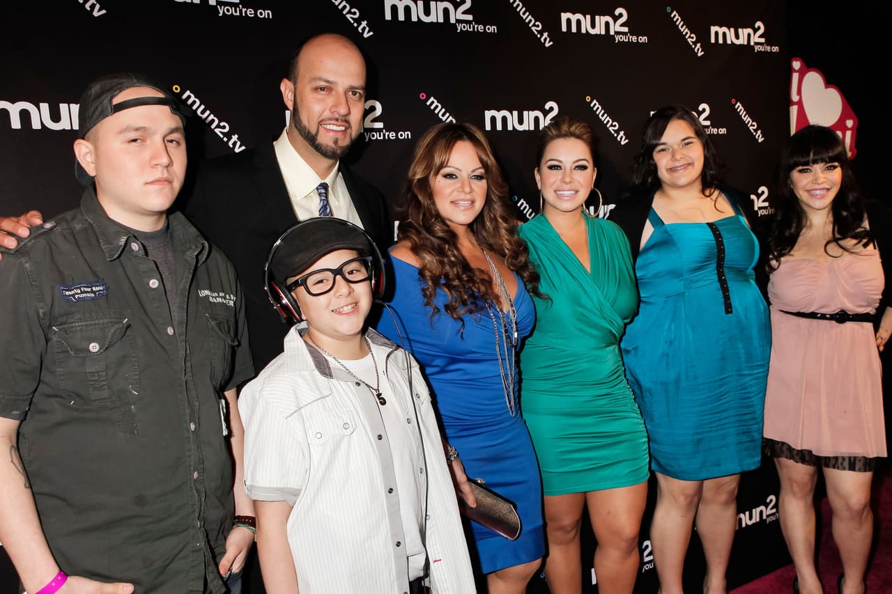 El arresto de Esteban Loaiza pareció continuar ese extraño destino de los maridos de Jenni Rivera y, de paso, revivió las palabras recientes de su hijo menor, Johnny López, quien se cuestionaba en las redes sociales si su familia y su entorno cercano eran imán para "esta mierda trágica".