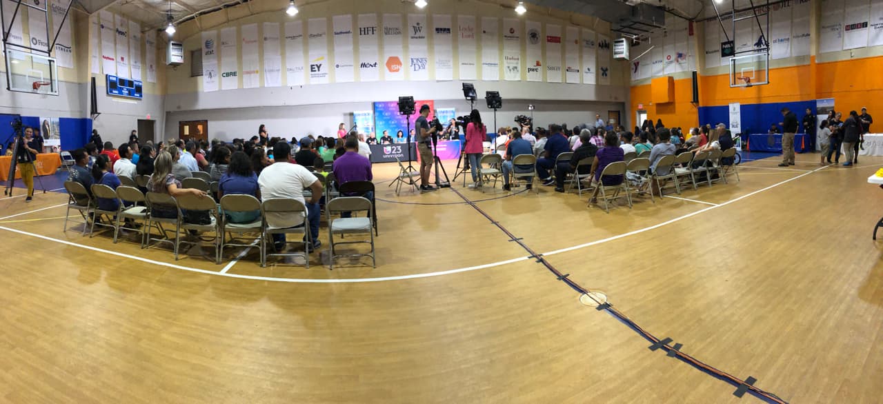 Más de 200 personas asistieron al foro promovido por Univisión en la preparatoria Cristo Rey en Pleasant Grove y tuvieron la oportunidad de hacerles preguntas a los funcionarios a través de las redes sociales y en persona.
<br>