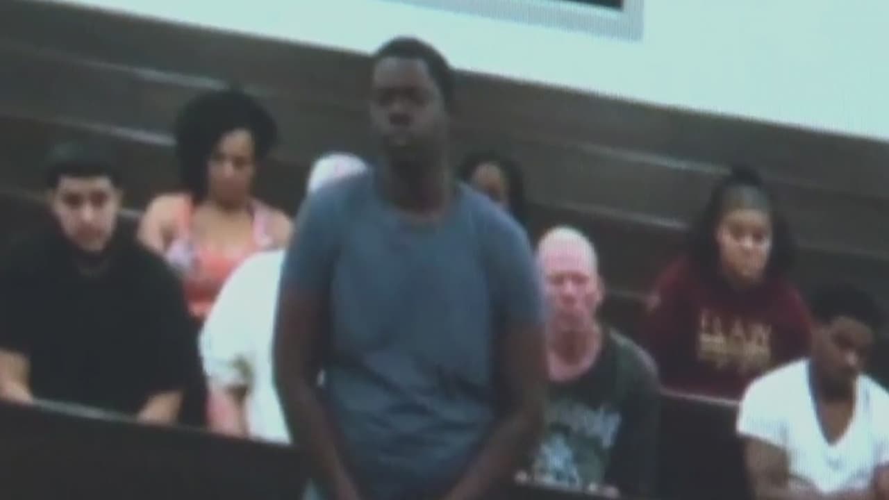 “Voces en su cabeza le dijeron que lo hiciera”, declaró el joven acusado de disparar a un oficial en Houston