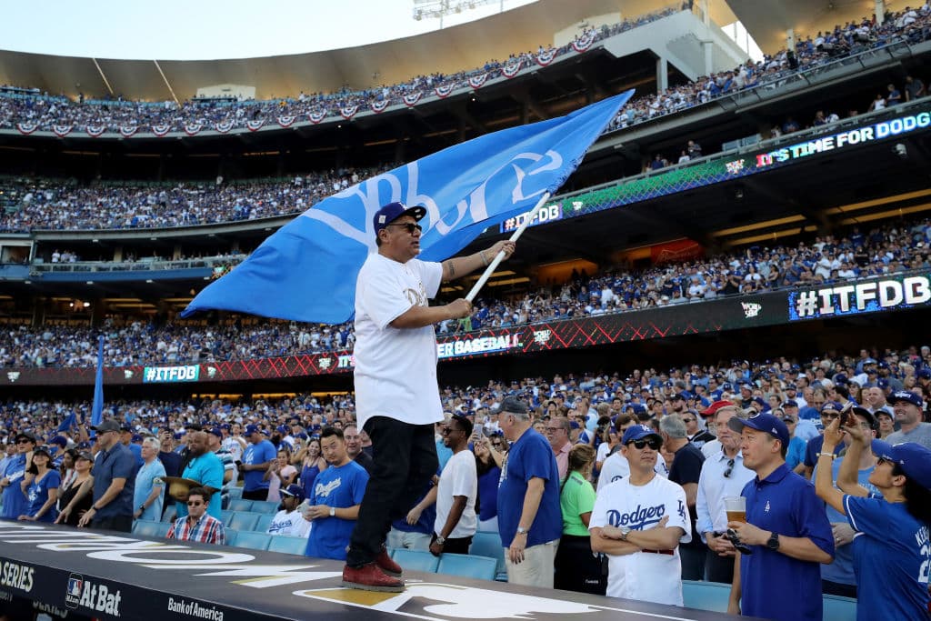 El actor de ascendencia mexicana George Lopez, hace todo un espectáculo en los partidos de los Dodgers.