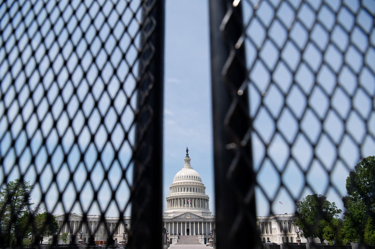 El edificio sede del Congreso está rodeado con una cerca de malla de acero como medida de protección desde los sucesos de enero, que dejaron 5 personas muertas, incluyendo un oficial de la Policía del Capitolio.