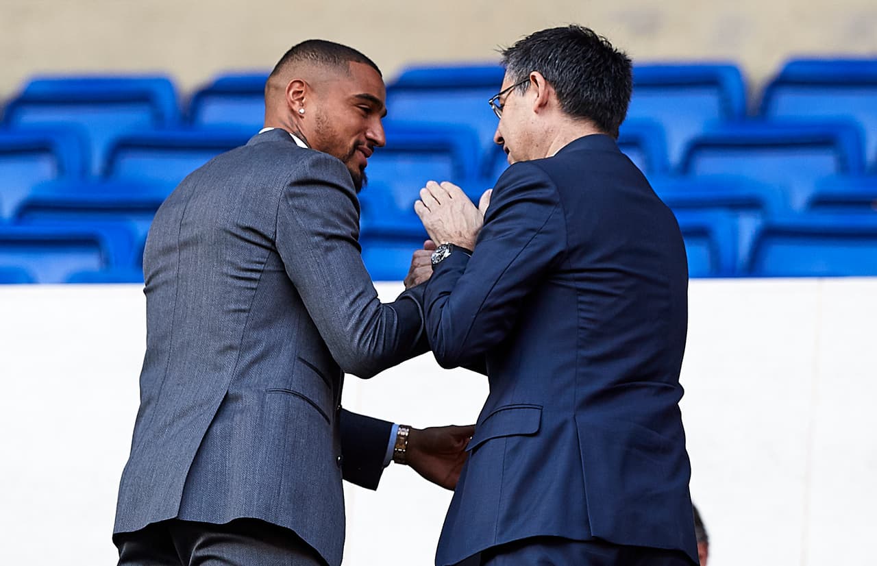 El 'tapado' del F.C. Barcelona, quien le ganó el pulso a Carlos Vela, fue presentado oficialmente este martes.