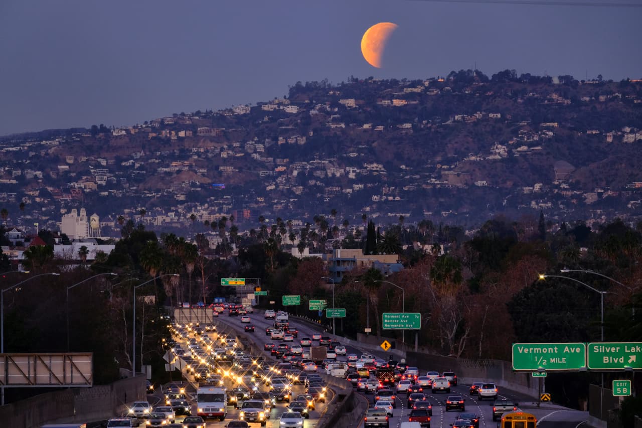 Las colinas de Hollywood en Los Angeles, California, también lucieron un celaje rojizo esta madrugada.