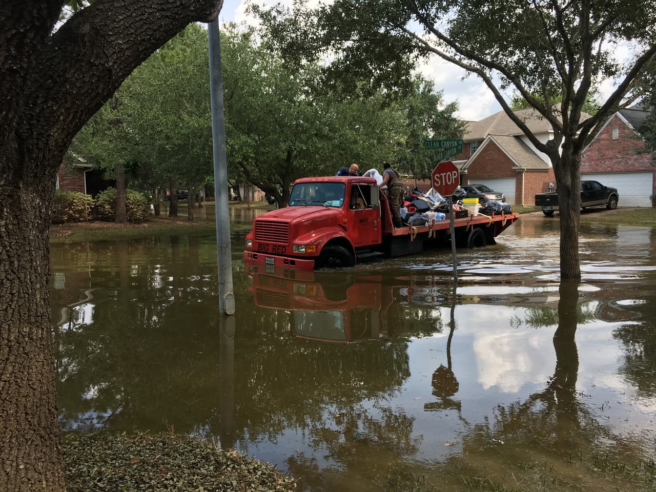El camión regresa a casa de la familia Ramírez para sacarlos de manera segura del vecindario inundado.