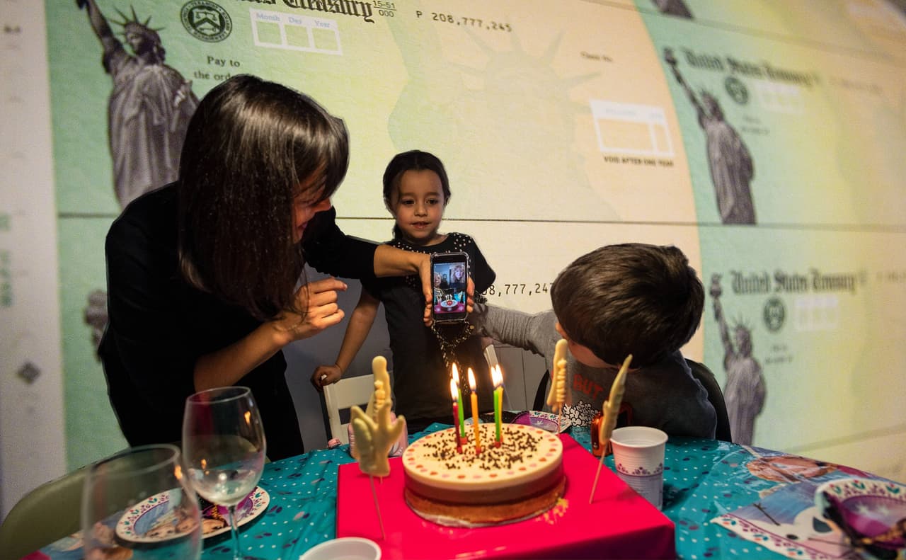 Unas 
<a href="https://www.univision.com/local/los-angeles-kmex/irs-cartas-credito-tributario-hijo-pago-familias-experto-california-fotos">36 millones de familias que califican ya comenzaron a recibir las cartas del IRS</a> en las cuales se explica cómo serán enviados los pagos bajo el beneficio otorgado por el paquete de 
<a href="https://www.univision.com/temas/estimulo-economico">estímulo económico</a>. Las cartas fueron recibidas por las personas que “
<b>según las declaraciones de impuestos presentadas</b>" ante la agencia son elegibles para recibir los pagos. Sin embargo aquello que no recibieron las cartas, pueden hacer sus registros a través de una nueva plataforma en línea.