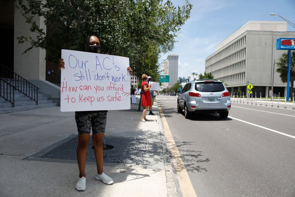 En la imagen, la profesora de educación infantil Chardae Duffy asegura en un cartel que no volverán al trabajo, mientras se pregunta: ¿Cómo podrán permitirse mantenernos a salvo?